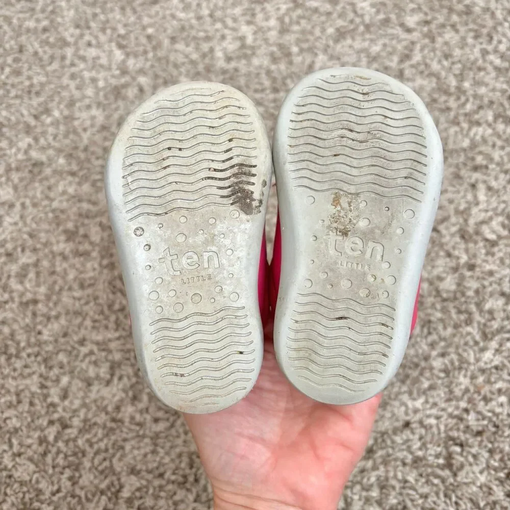 Size 4 / Baby Girl Ten Little Sneakers